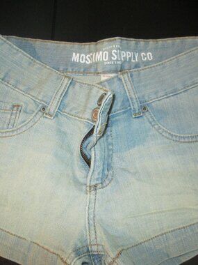 EUC Juniors sz 9 (fit 6) light wash Jean shorts by Mossimo